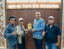 Serah Terima Akrilik kepada Bupati Toba Berlangsung di Ruang Kerja, Perkuat Sinergi Pers dan Pemerintah