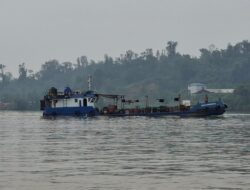 LAPOR BAPAK KAPOLDA! Aktivitas Kapal Desta Mahakam di Muara Mantarittip Disorot, Solar Diduga Diangkut ke Samarinda